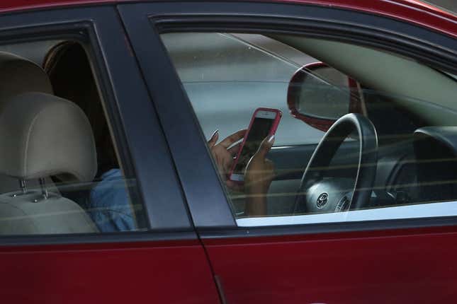 Bild zum Artikel mit dem Titel „Die Nutzung von Mobiltelefonen in Autos nahm während der Pandemie zu und ging nie wieder zurück.“